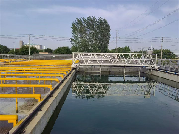 桁（héng）車式刮吸泥機