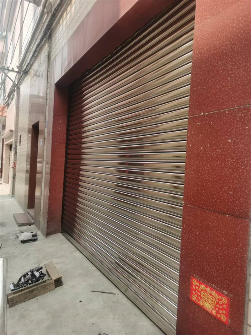 不（bú）鏽（xiù）鋼卷閘門現場安（ān）裝圖（tú）片 (4)