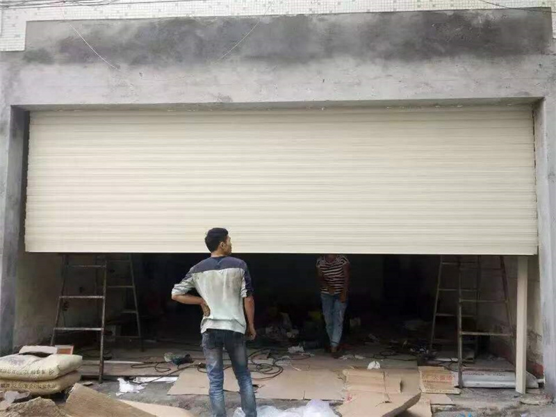 雙層鋁（lǚ）合金卷閘門工地現場（chǎng） (2)