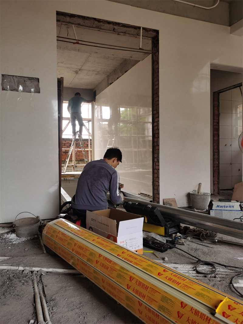 鋁合金卷（juàn）閘門安裝現場 (4)